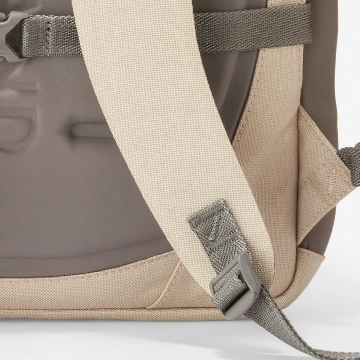 ZERØGRAND Slim Convertible Backpack